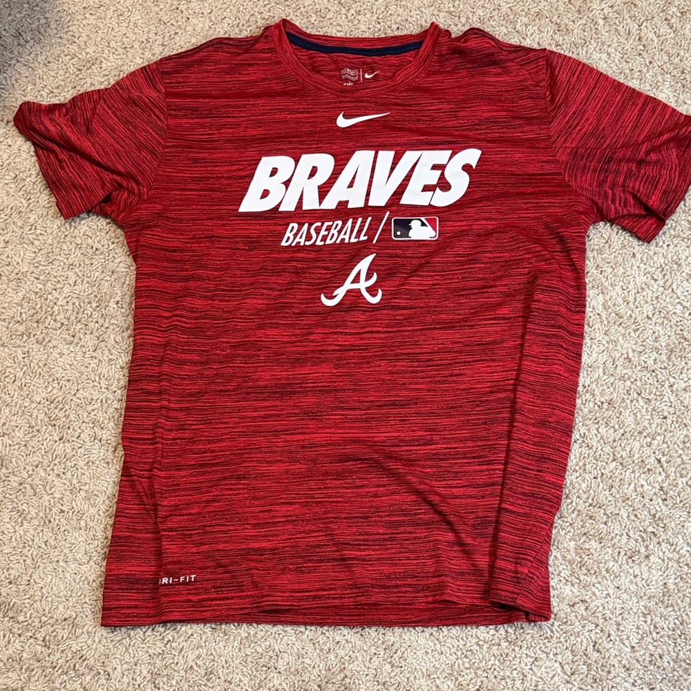 Nike Men’s Red Braves Baseball Tee